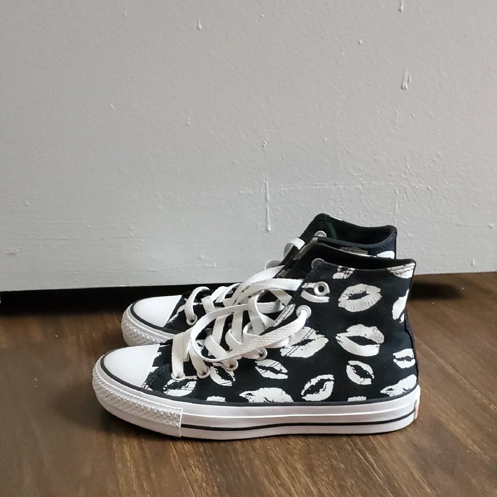 Converse Black and White Lip Print Sneakers - Picture 1 of 8
